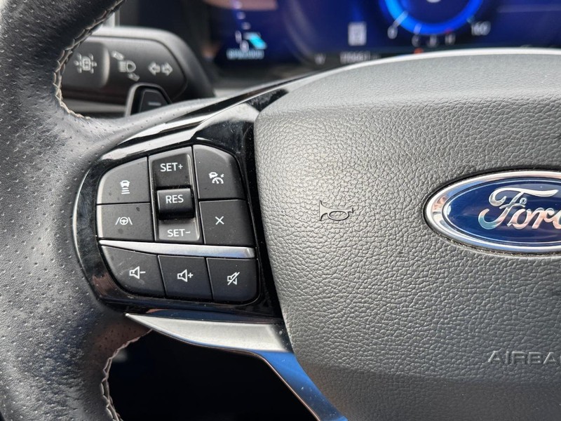 Ford Explorer Vehicle Full-screen Gallery Image 23