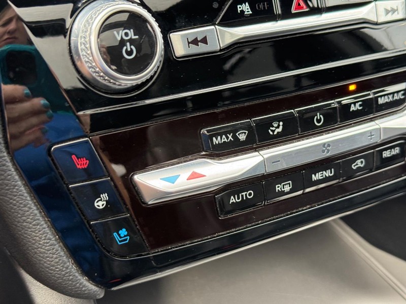 Ford Explorer Vehicle Full-screen Gallery Image 25