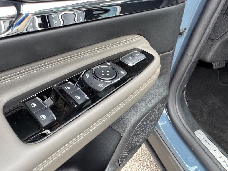 Lincoln Corsair Vehicle Full-screen Gallery Image 19