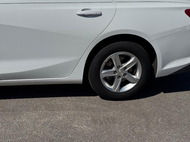 Chevrolet Malibu Vehicle Full-screen Gallery Image 10