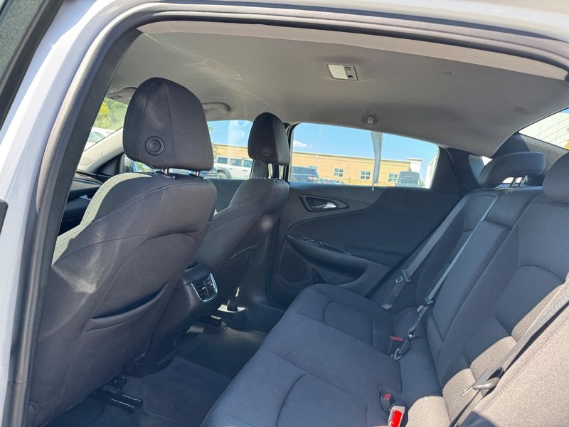 Chevrolet Malibu Vehicle Full-screen Gallery Image 11
