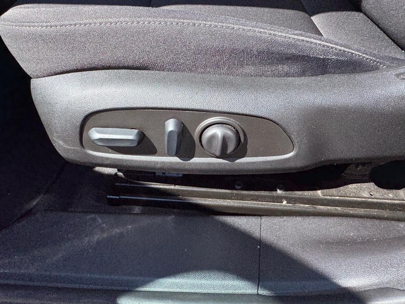Chevrolet Malibu Vehicle Full-screen Gallery Image 16