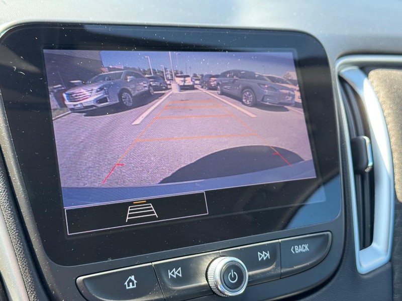 Chevrolet Malibu Vehicle Full-screen Gallery Image 22