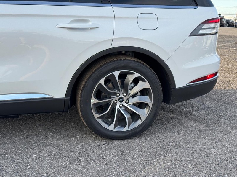 Lincoln Aviator Vehicle Full-screen Gallery Image 10