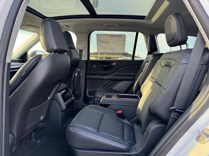 Lincoln Aviator Vehicle Full-screen Gallery Image 11