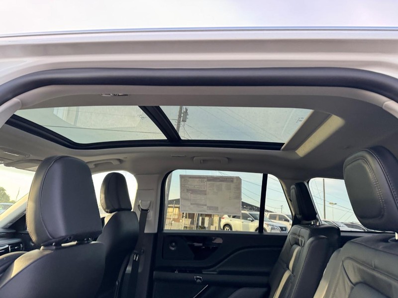 Lincoln Aviator Vehicle Full-screen Gallery Image 12