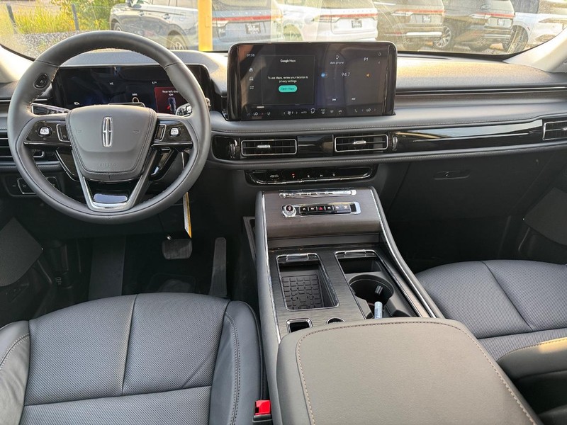 Lincoln Aviator Vehicle Full-screen Gallery Image 14