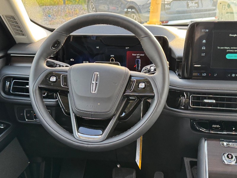 Lincoln Aviator Vehicle Full-screen Gallery Image 15