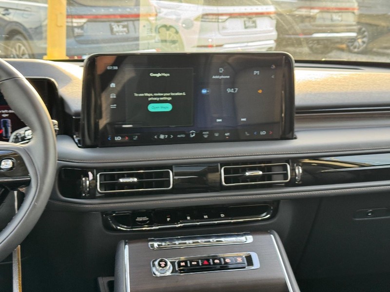 Lincoln Aviator Vehicle Full-screen Gallery Image 16