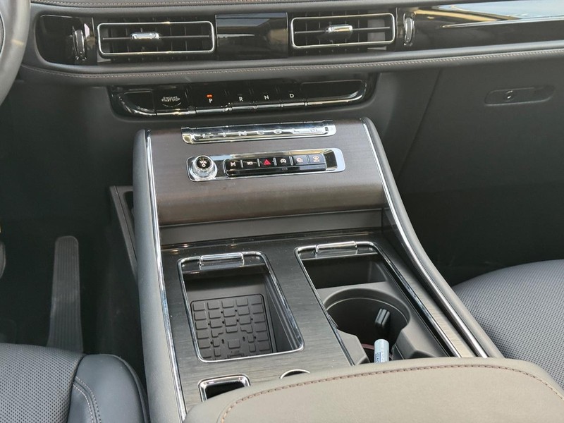 Lincoln Aviator Vehicle Full-screen Gallery Image 17