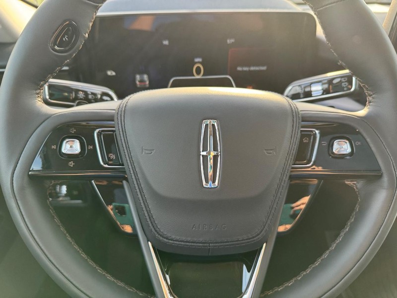 Lincoln Aviator Vehicle Full-screen Gallery Image 21