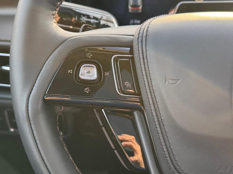 Lincoln Aviator Vehicle Full-screen Gallery Image 22