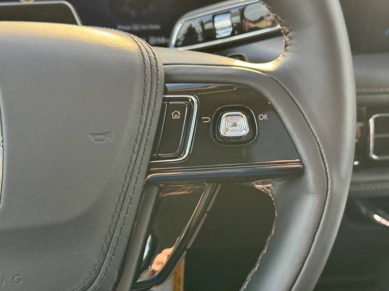 Lincoln Aviator Vehicle Full-screen Gallery Image 23