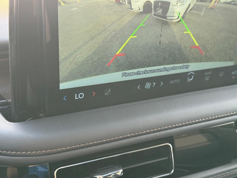 Lincoln Aviator Vehicle Full-screen Gallery Image 24