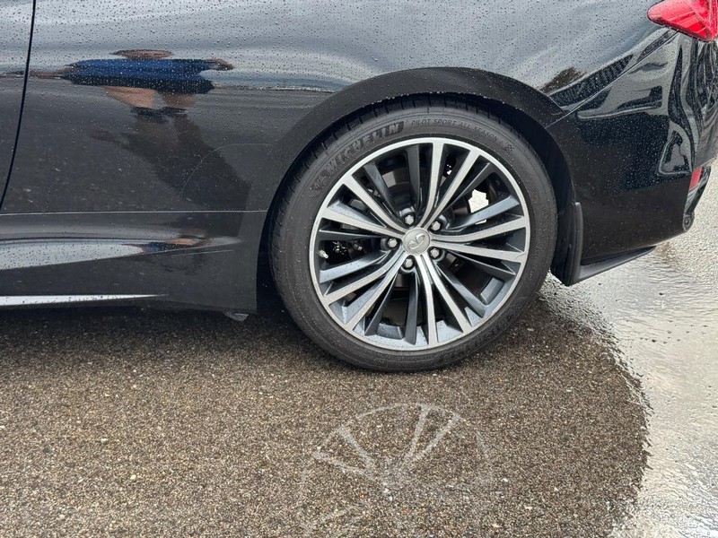 INFINITI Q60 Vehicle Full-screen Gallery Image 10