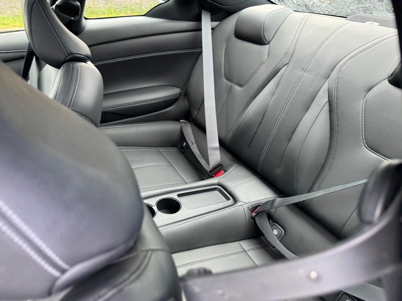 INFINITI Q60 Vehicle Full-screen Gallery Image 11