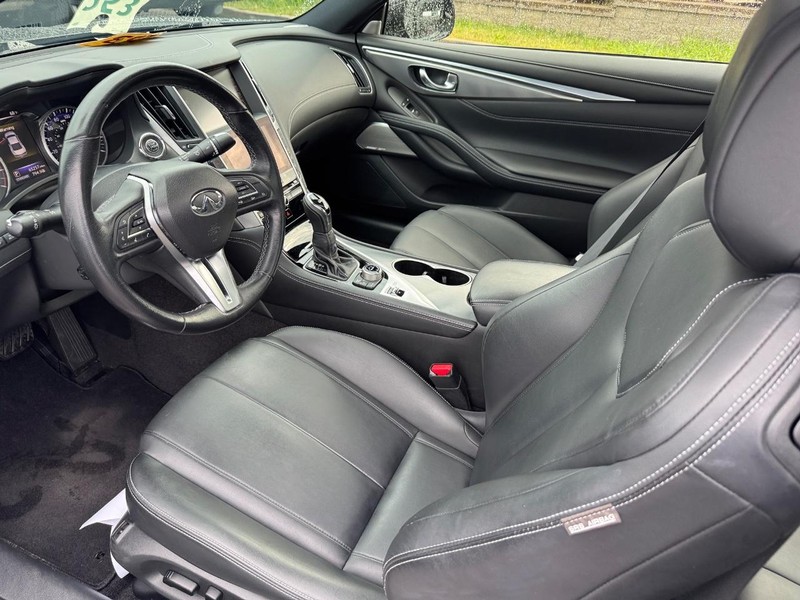 INFINITI Q60 Vehicle Full-screen Gallery Image 12