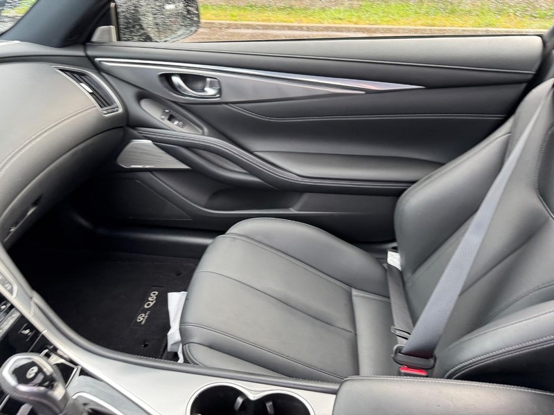 INFINITI Q60 Vehicle Full-screen Gallery Image 14