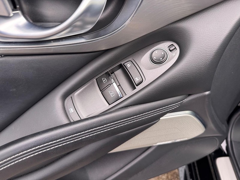 INFINITI Q60 Vehicle Full-screen Gallery Image 15
