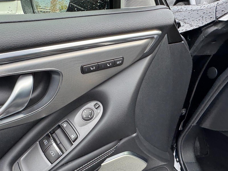 INFINITI Q60 Vehicle Full-screen Gallery Image 16