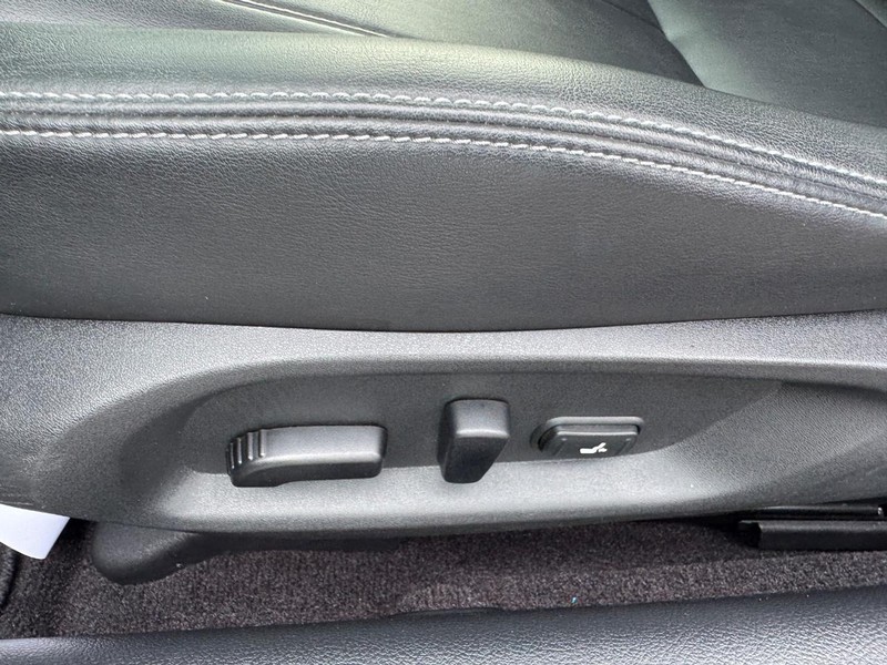 INFINITI Q60 Vehicle Full-screen Gallery Image 17