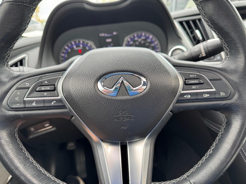 INFINITI Q60 Vehicle Full-screen Gallery Image 18