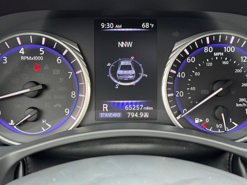 INFINITI Q60 Vehicle Full-screen Gallery Image 23