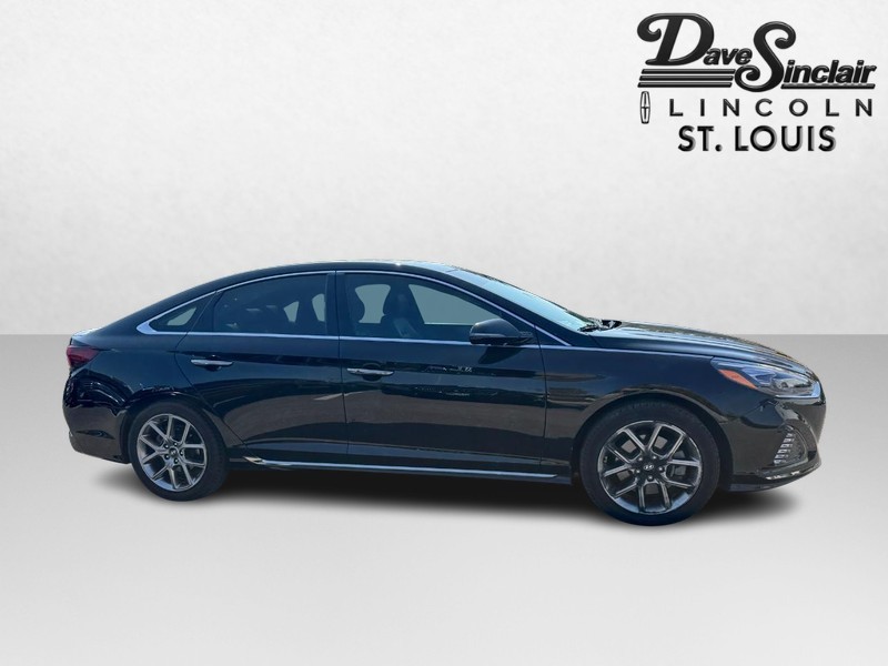 Hyundai Sonata Vehicle Full-screen Gallery Image 04