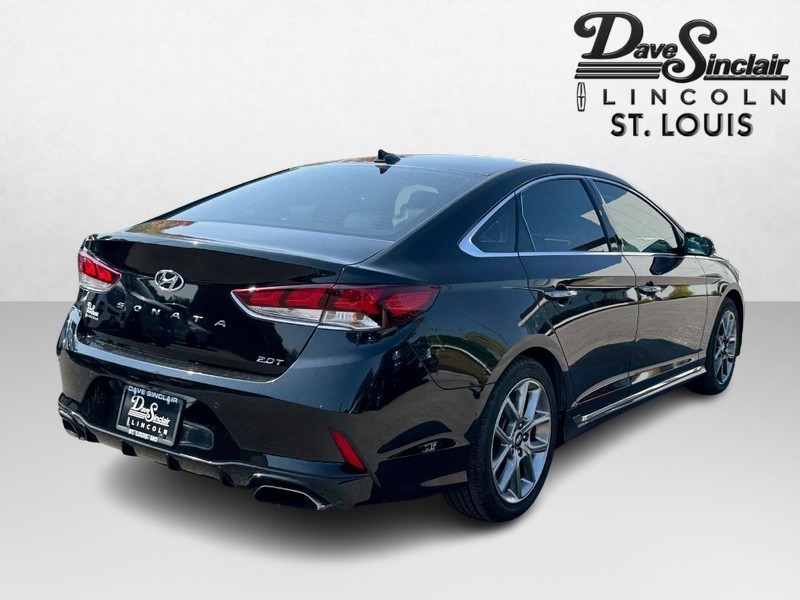 Hyundai Sonata Vehicle Full-screen Gallery Image 05