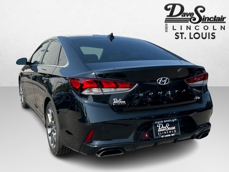 Hyundai Sonata Vehicle Full-screen Gallery Image 07
