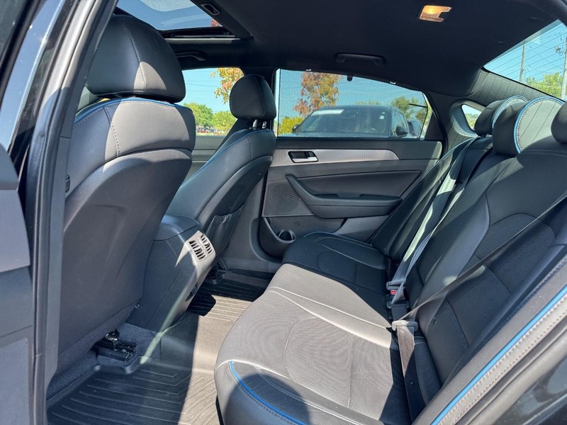 Hyundai Sonata Vehicle Full-screen Gallery Image 11
