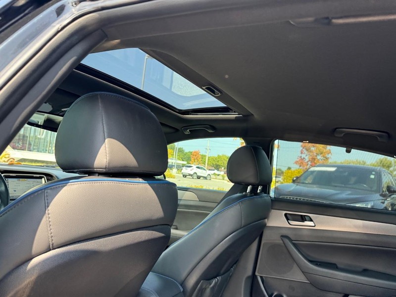 Hyundai Sonata Vehicle Full-screen Gallery Image 12