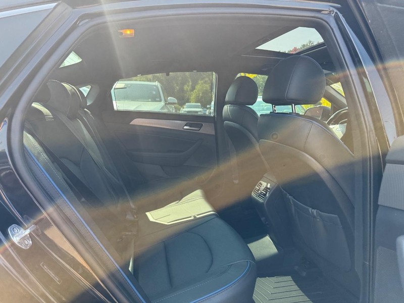 Hyundai Sonata Vehicle Full-screen Gallery Image 13