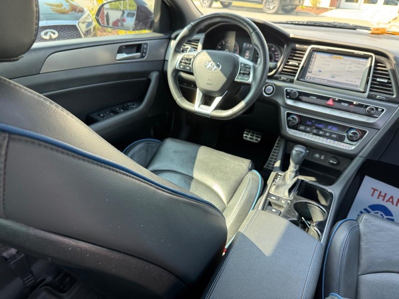 Hyundai Sonata Vehicle Full-screen Gallery Image 14