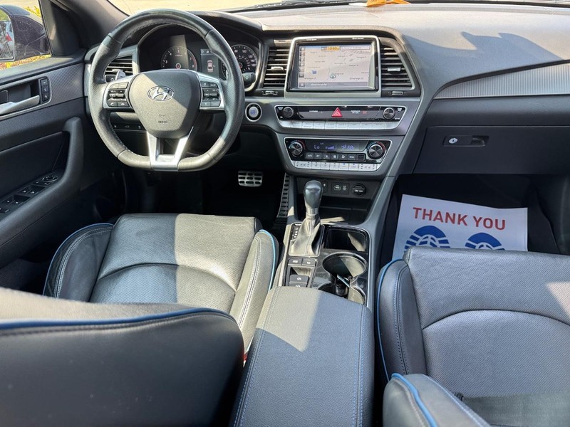 Hyundai Sonata Vehicle Full-screen Gallery Image 15