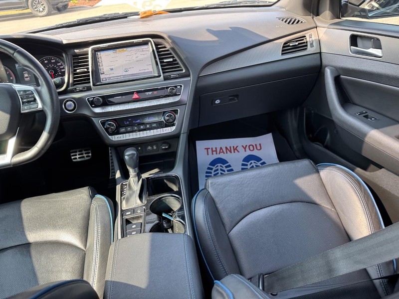 Hyundai Sonata Vehicle Full-screen Gallery Image 16