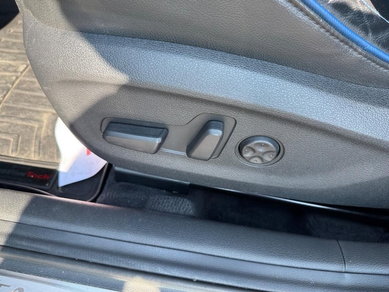 Hyundai Sonata Vehicle Full-screen Gallery Image 17