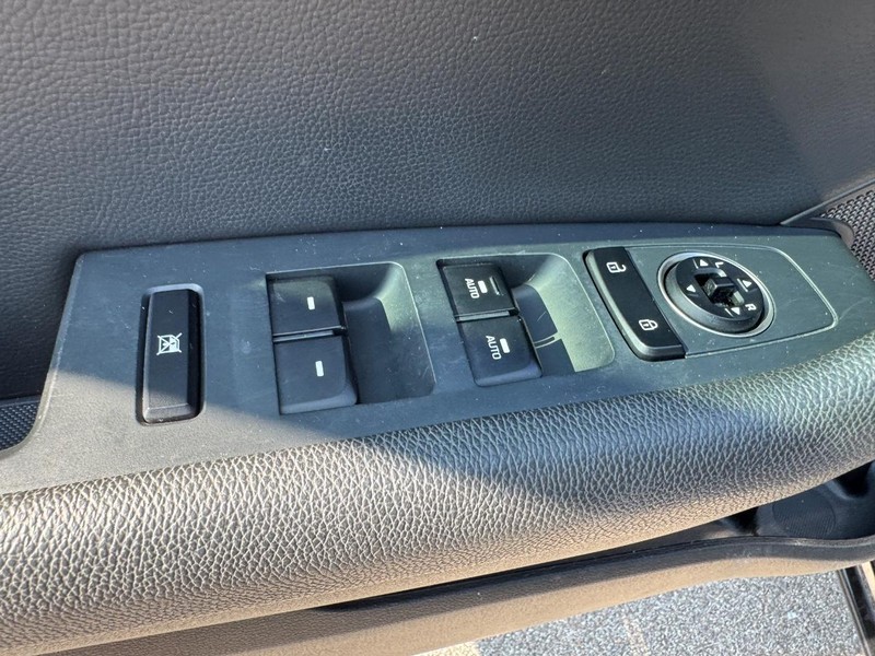 Hyundai Sonata Vehicle Full-screen Gallery Image 18