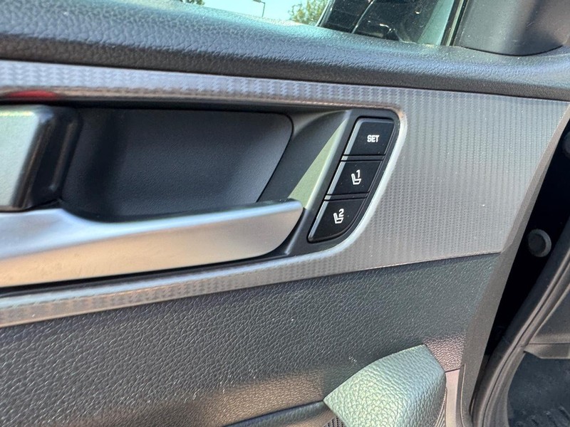 Hyundai Sonata Vehicle Full-screen Gallery Image 19