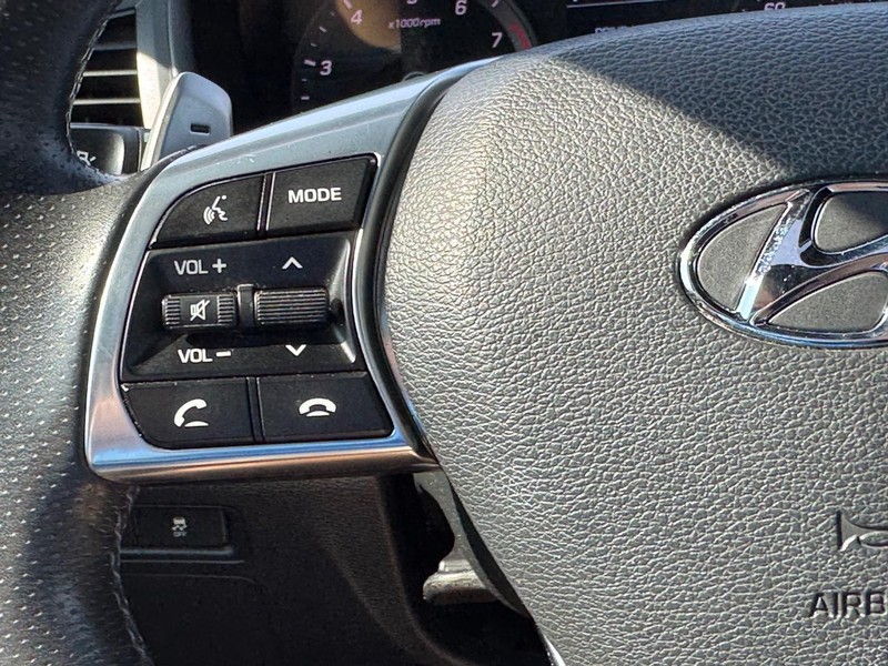 Hyundai Sonata Vehicle Full-screen Gallery Image 21
