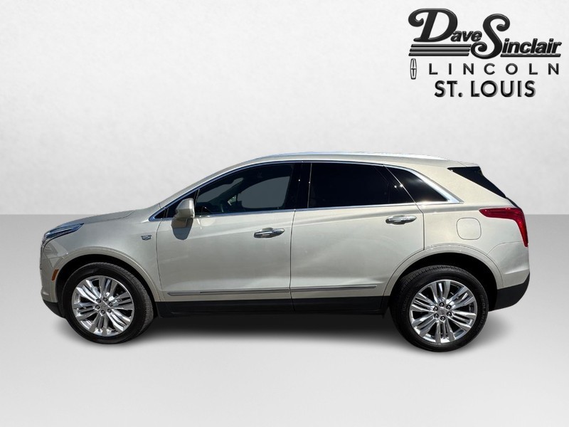 Cadillac XT5 Vehicle Full-screen Gallery Image 09