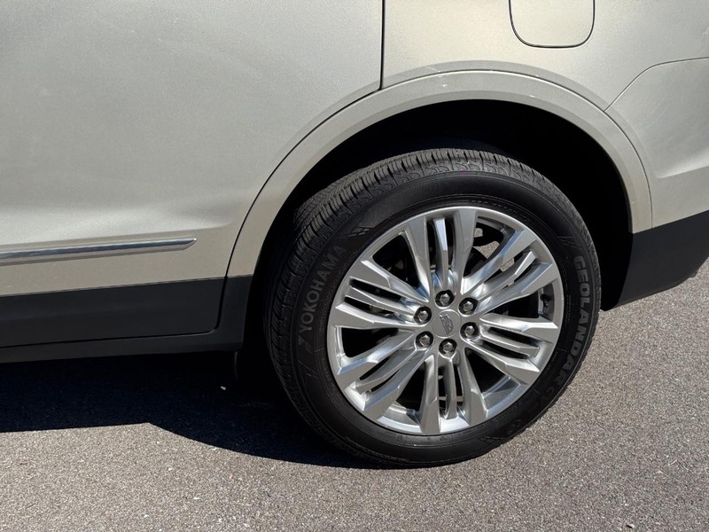 Cadillac XT5 Vehicle Full-screen Gallery Image 10