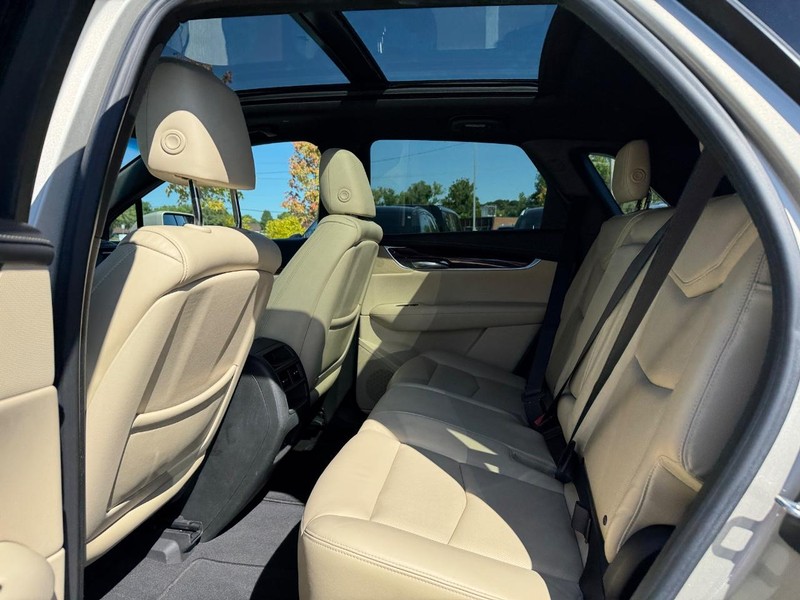 Cadillac XT5 Vehicle Full-screen Gallery Image 11