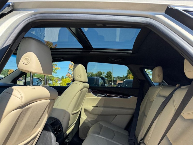 Cadillac XT5 Vehicle Full-screen Gallery Image 12