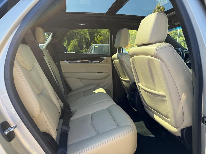 Cadillac XT5 Vehicle Full-screen Gallery Image 13