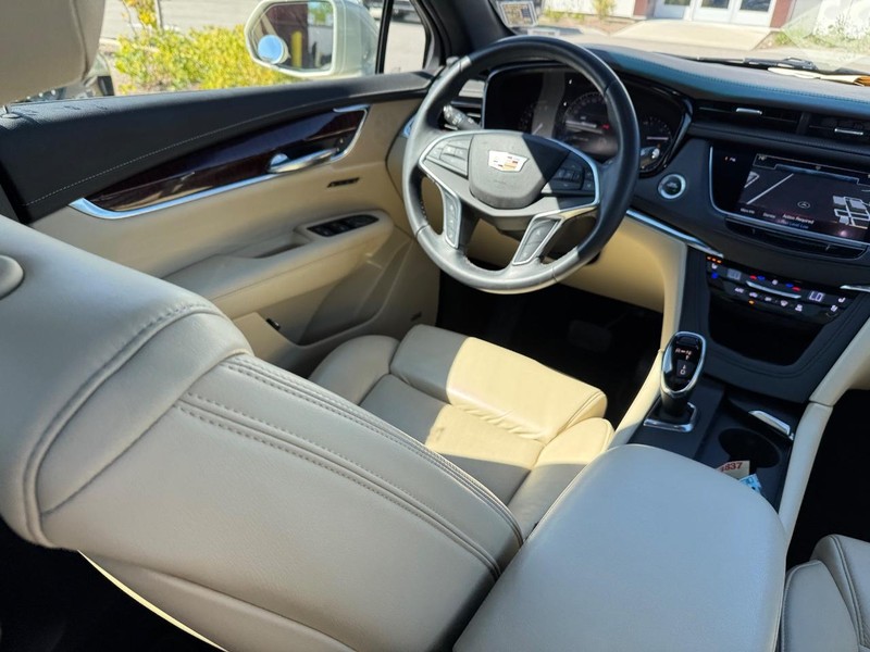 Cadillac XT5 Vehicle Full-screen Gallery Image 14