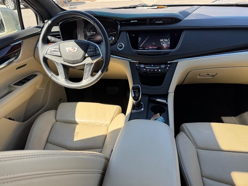 Cadillac XT5 Vehicle Full-screen Gallery Image 15