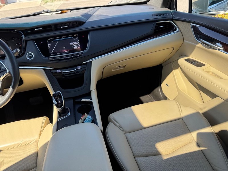 Cadillac XT5 Vehicle Full-screen Gallery Image 16