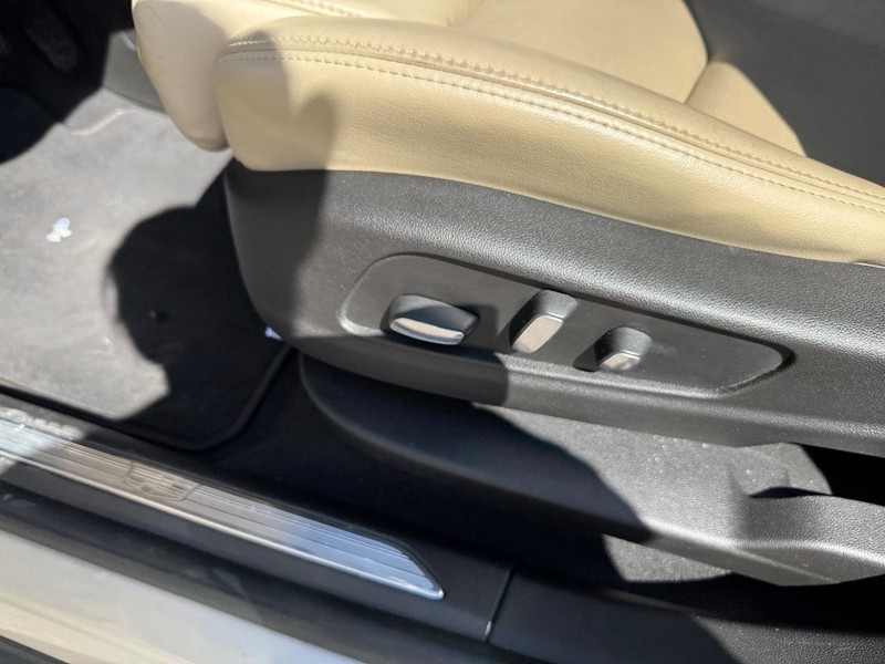 Cadillac XT5 Vehicle Full-screen Gallery Image 17