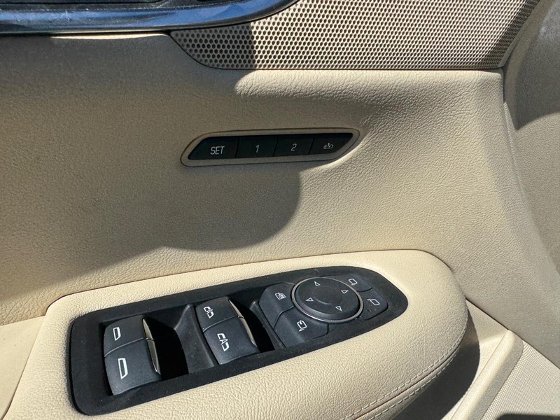 Cadillac XT5 Vehicle Full-screen Gallery Image 18